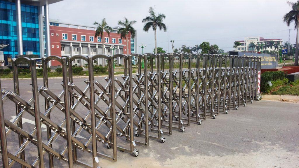 Cửa cổng xếp tại xuân lộc