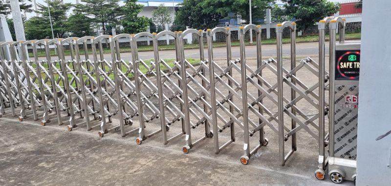 Đội ngũ Nam Thiên Long nghiệm thu thi công cửa cổng xếp KCN Việt Hương cho nhà xưởng