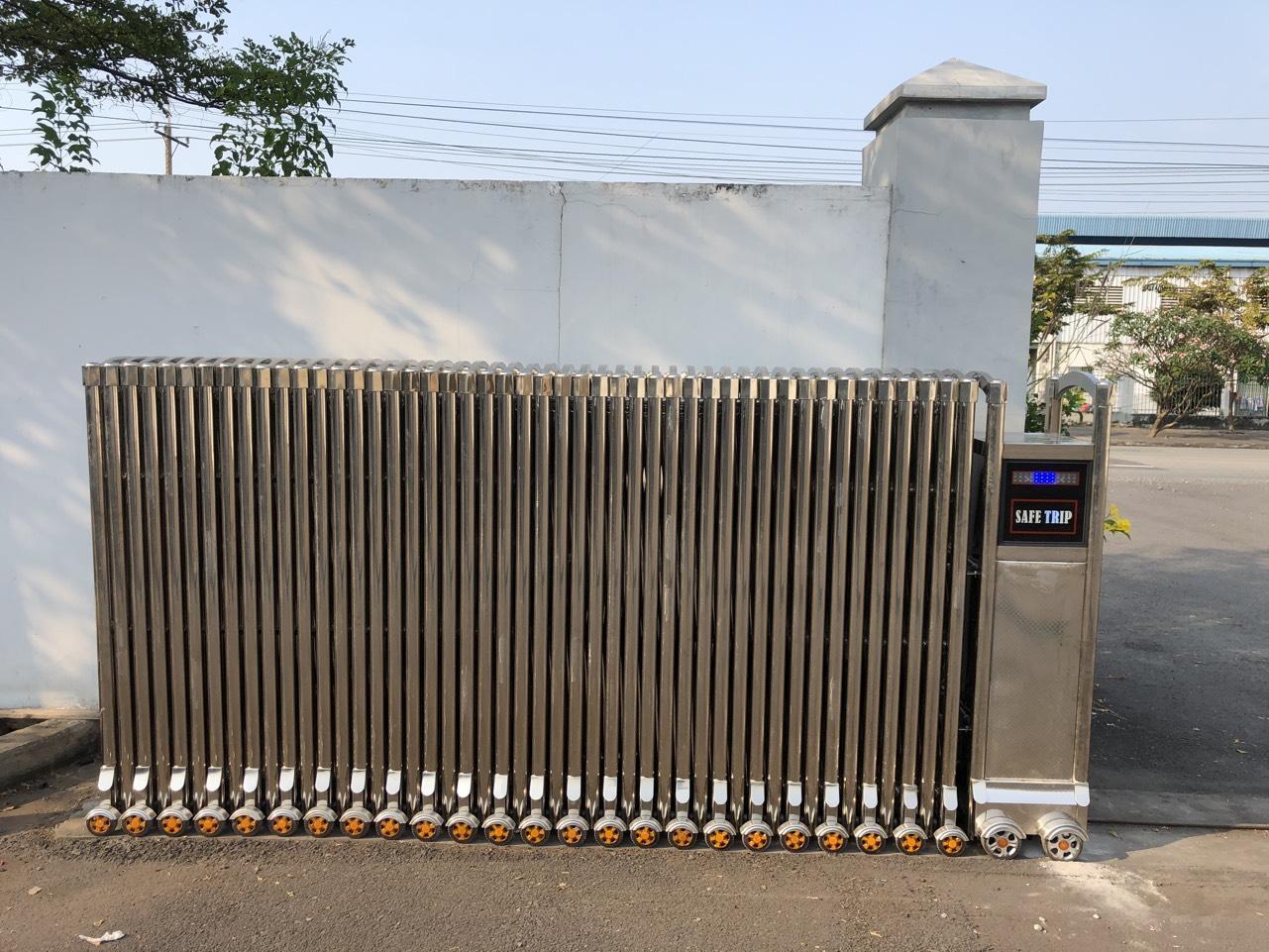 Cửa cổng xếp inox