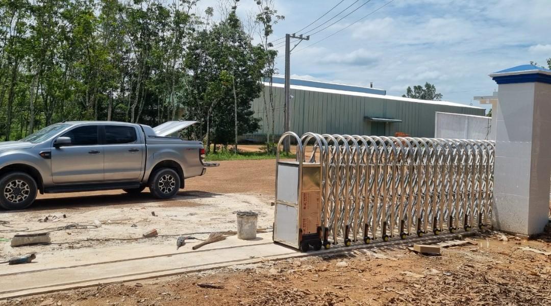 Cửa cổng xếp tại Phú Riềng