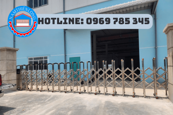 Cửa cổng xếp tự động vận hành kiểm soát an ninh tại mặt tiền doanh nghiệp